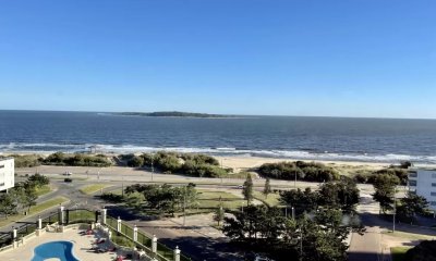 Depatyamento en venta en torre de categoría de Playa Mansa, Punta del Este