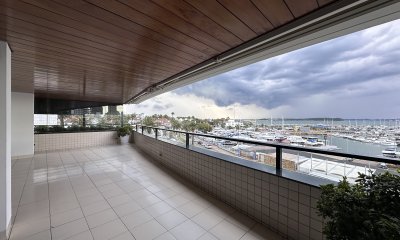 Departamento en Portofino con 2 garajes y hermosa vista al Puerto, Punta del Este