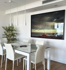 Vende apartamento de 2 Dormitorios en suite, excelente iluminación en Punta del Este.