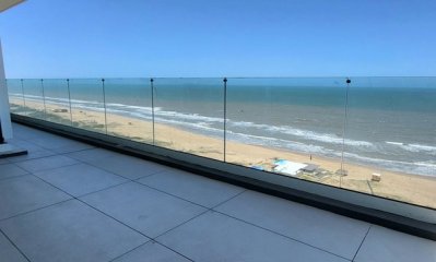 Vende apartamento con hermosa vista, de 4 dormitorios en Punta del Este.
