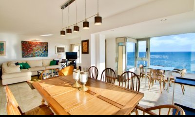 OPORTUNIDAD. APARTAMENTO DE 3 DORMITORIOS, FRENTE AL MAR EN PLAYA MANSA. PUNTA DEL ESTE