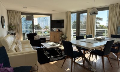 En venta apartamento de 2 dormitorios en suite en Mansa, Punta del Este.