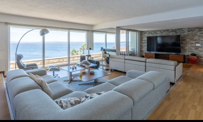 Vende apartamento con vista al mar, de 3 dormitorios en Punta Ballena.