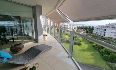 Apartamento de 3 dormitorios frente a Mansa. Punta del Este