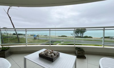 Vende apartamento de 3 dormitorios, con vista al mar en Mansa, Punta del Este.