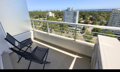 En venta apartamento de 2 dormitorios, con balcon en Roosevelt, Punta del Este.