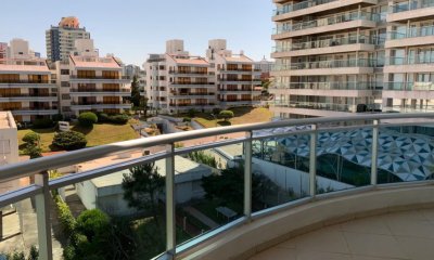 En venta apartamento de 3 dormitorios con vista al mar en Aidy Grill.