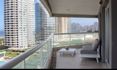 Vende apartamento de 3 dormitorios con parrillero y vista al mar.