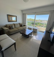 Vende apartamento con vista espectacular al mar, de 4 dormitorios en Mansa, Punta del Este.