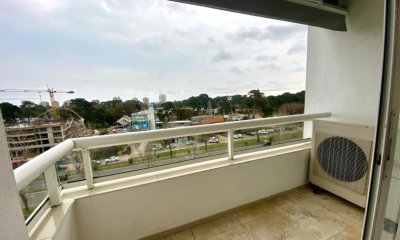 Vende apartamento en Punta del Este de 2 dormitorios con excelente vista desde su balcon.