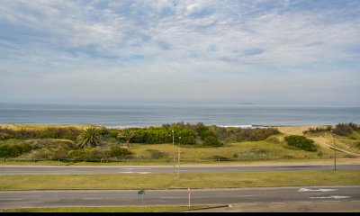 Departamento frente a Playa Brava en venta. 3 suites.