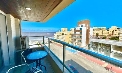 Vende apartamento con vista al mar de 2 dormitorios en Peninsula, Punta del Este.