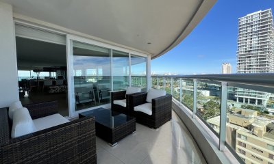 Vende apartamento en Mansa, Punta del Este de 3 dormitorios.