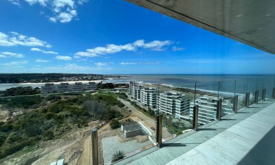 Vende apartamento frente al mar en Playa Brava, de 3 dormitorios.