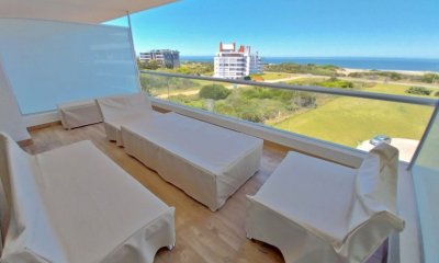 En venta exclusivo apartamento en Playa Brava, con vista al mar de 2 dormitorios.