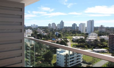 Vende moderno apartamento de 2 dormitorios en Brava.