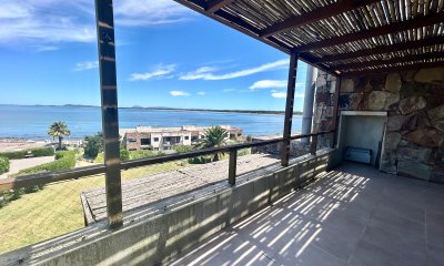 Vende apartamento en Punta Ballena frente al mar