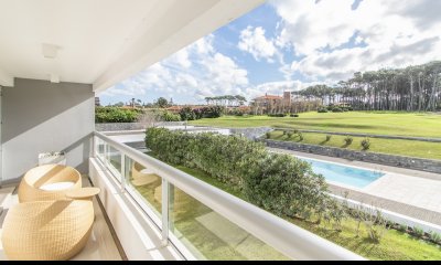 Vende apratamento en Brava Punta del Este de 3 dormitorios en suite.