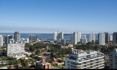 Vende apartamento en Piso Alto, Torre Icon, Aidy Grill, Punta del Este. Playa Brava
