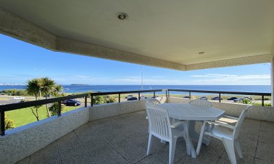 Vende Apartamento con excelente vista al mar de 3 Dormitorios, en Pinares Punta del Este