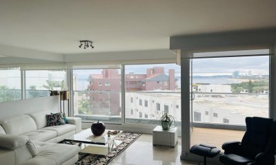 Vende impecable apartamento de 3 dormitorios, con terraza en Mansa, Punta del Este.