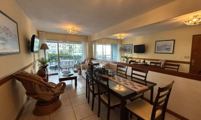 Vende apartamento frente al mar de 3 dormitorios en Península - Punta del Este