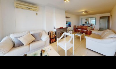 Oportunidad. Vende apartamento de 3 dormitorios frente al mar de playa mansa, Punta del Este