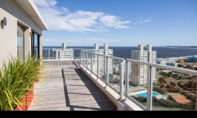 Vende apartamento 4 dormitorios, comodo e iluminado en Mansa Punta del Este.