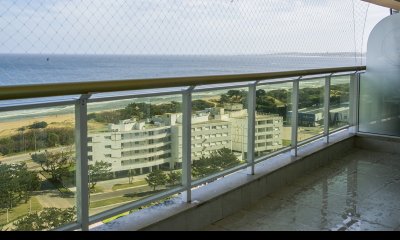Departamento de 3 dormitorios en venta con vista directa al mar, Torre Le Jardin , Punta del Este