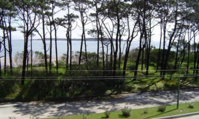 Se vende apartamento a metros del mar de 2 dormitorios en Punta del Este.