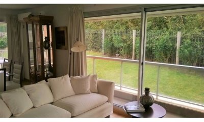 Apartamento de 3 dormitorios en rambla Malvin con garage para 2 autos.