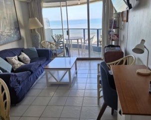 Vende apartamento en Peninsula de 2 dormitorios con excelente vista.