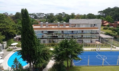 Vende apartamento de 2 dormitorios en Mansa Punta del Este.