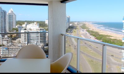 Vende apartamento en Brava, Punta del Este con 3 dormitorios y excelente vista.