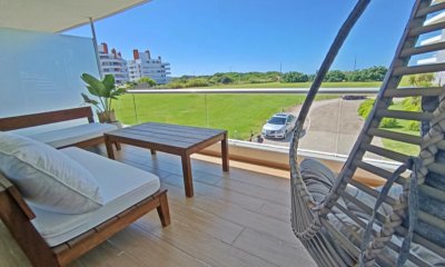 Vende espectacular Apartamento de 2 dormitorios frente al Océano en la Brava, Punta del Este