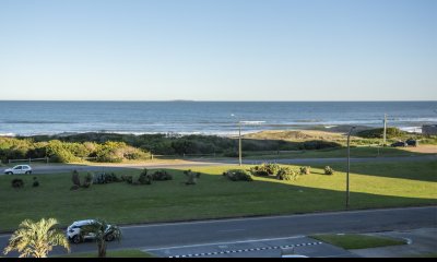 Departamento en venta frente al mar. Torre Lobos, Playa Brava, 3 dormitorios.