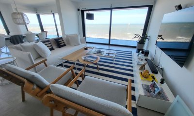 Vende apartamento de Punta del Este frente al mar, de 3 dormitorios.