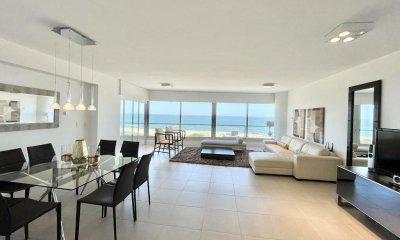 Vende apartamento de 3 dormitorios en suite+ Dependencia, en Roosevelt Punta del Este.
