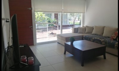Vende de 2 dormitorios en Peninsula Punta del Este de 2 dormitorios, con patio.