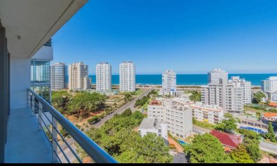 Vistas excepcionales en impecable departamento en edificio Marigot Brava