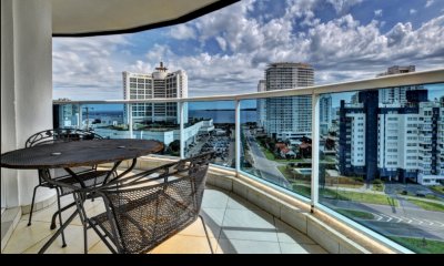 Vende apartamento de 2 dormitorios a metros del mar en Punta del Este