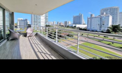 Apartamento esquinero en Alexander Boulevard, 3 Suites, terraza al frente