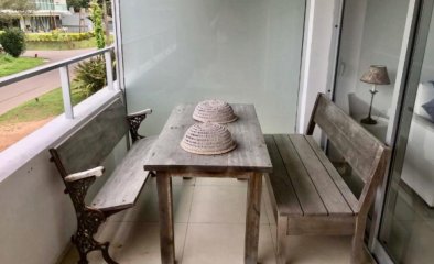 Vende apartamento en Brava, Punta del Este de 2 dormitorios, balcon privado con parrillero propio.