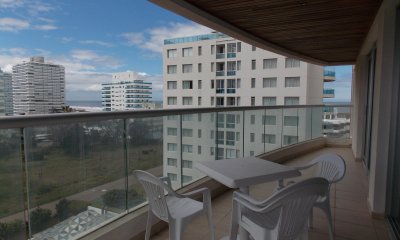 Vende apartamento a metros del mar en Brava Punta del Este de 3 dormitorios.