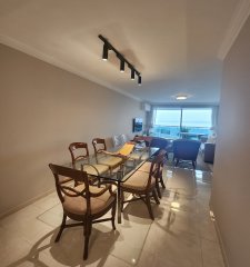 Vende apartamento de 2 dormitorios en Mansa, Punta del Este.