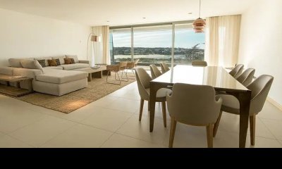 Venta departamento 3 dormitorios y dependencia en Playa Brava, Punta del Este