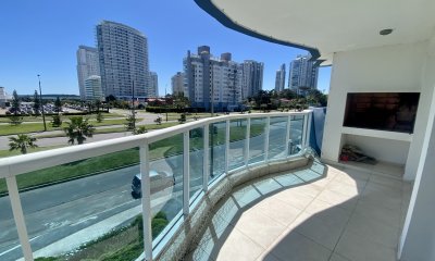 Vende apartamento en Punta del Este con 2 dormitorios
