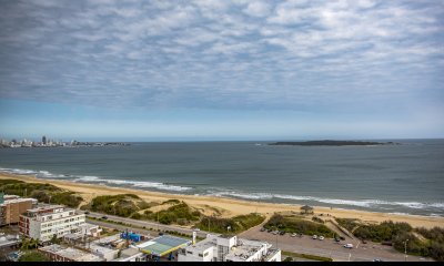 Vende apartamento esquinero en Le Jardin, Punta del Este