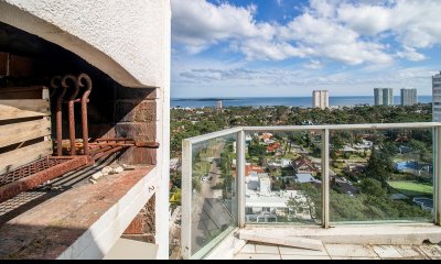 En venta apartamento de 3 dormitorios con vista al mar en Roosevelt- Punta del Este