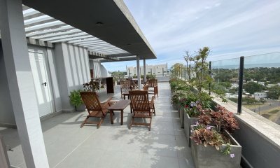 Vende apartamento PentHouse de 3 dormitorios en Maldonado.